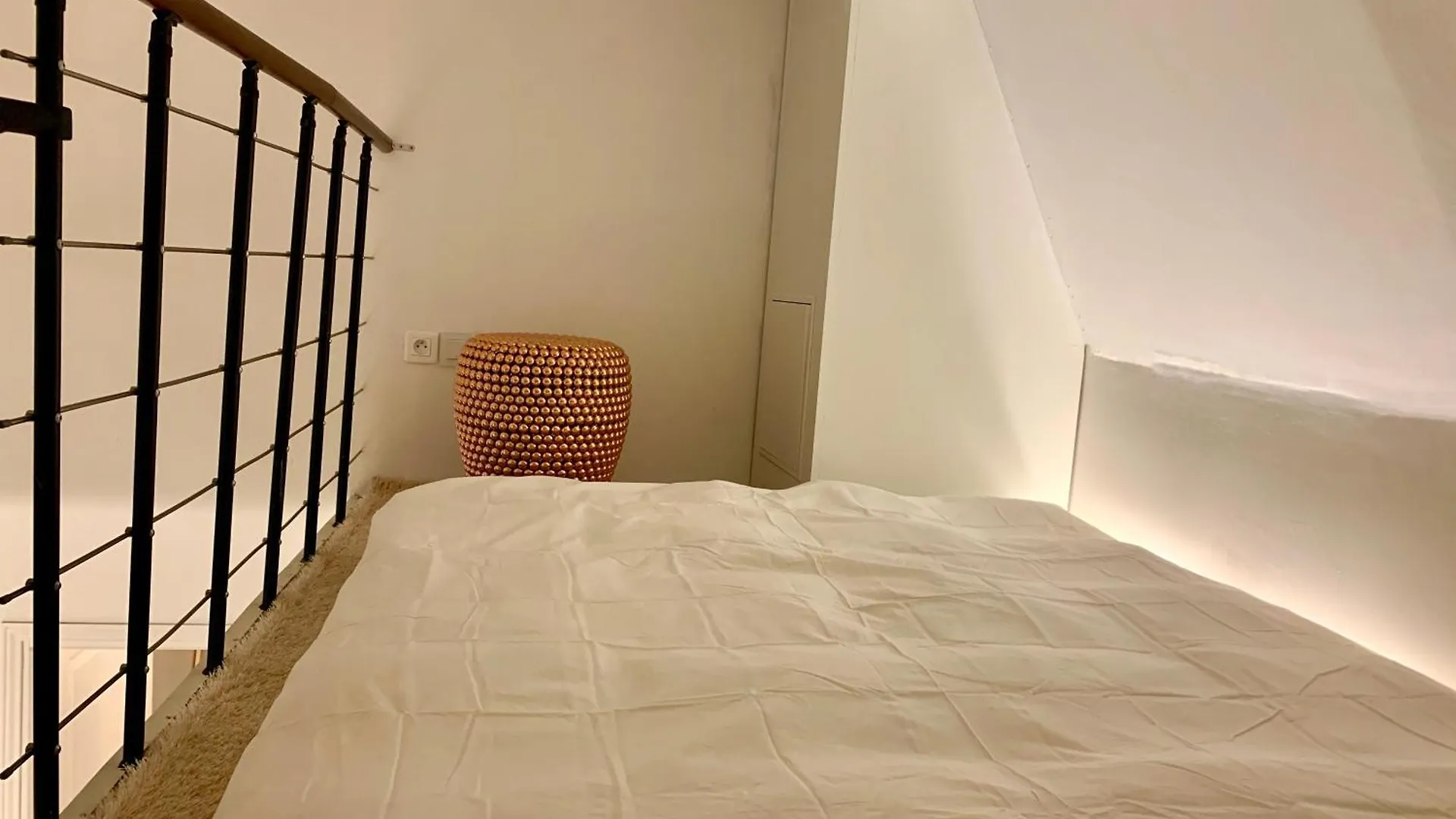 Charming Loft Style In Center Of Marais